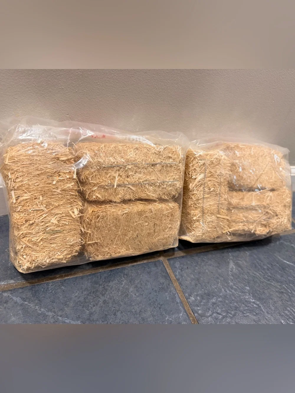 Set of 6 mini hay bales - great condition
